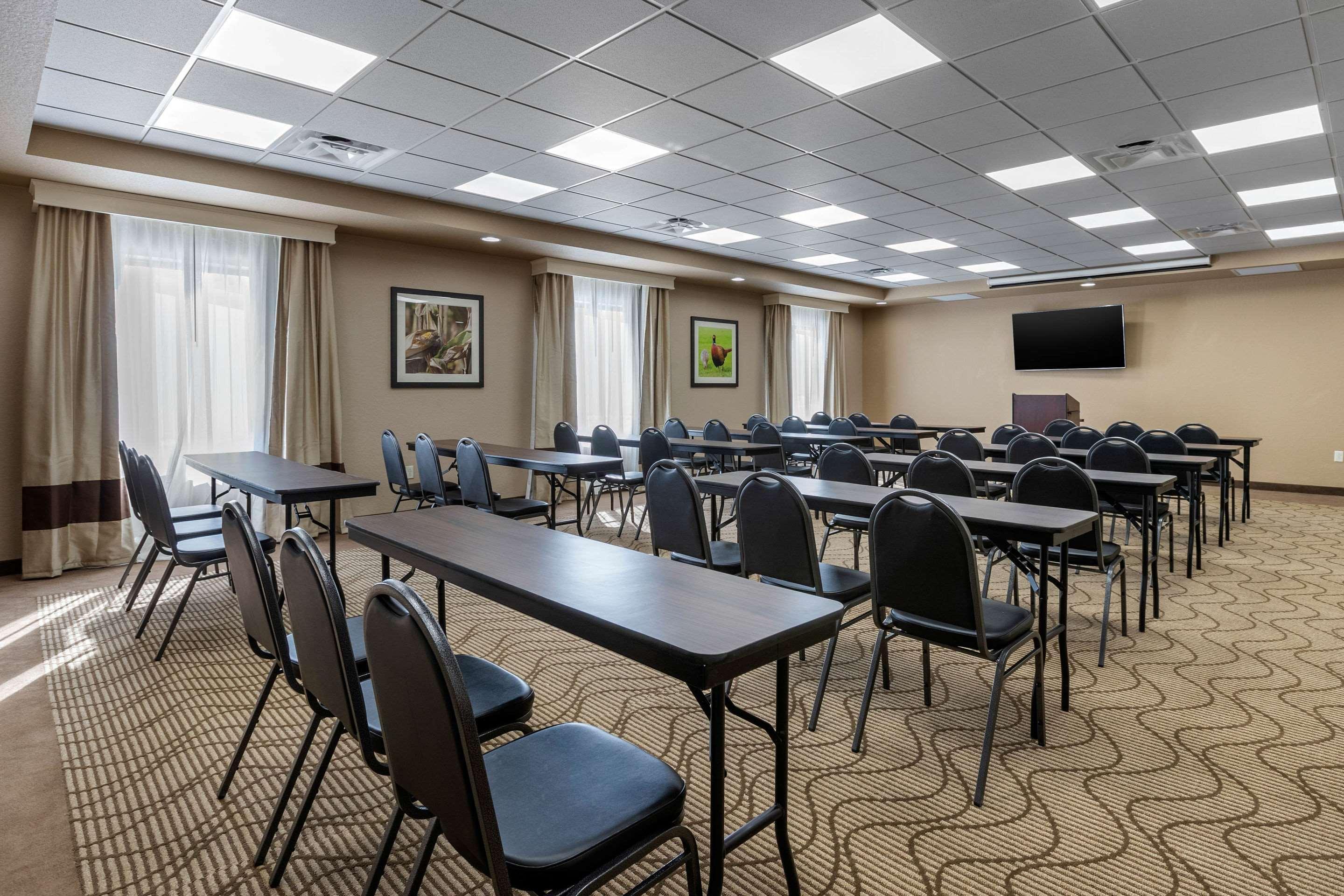 Comfort Inn & Suites Cedar Rapids Cid Eastern Iowa Airport Exterior photo