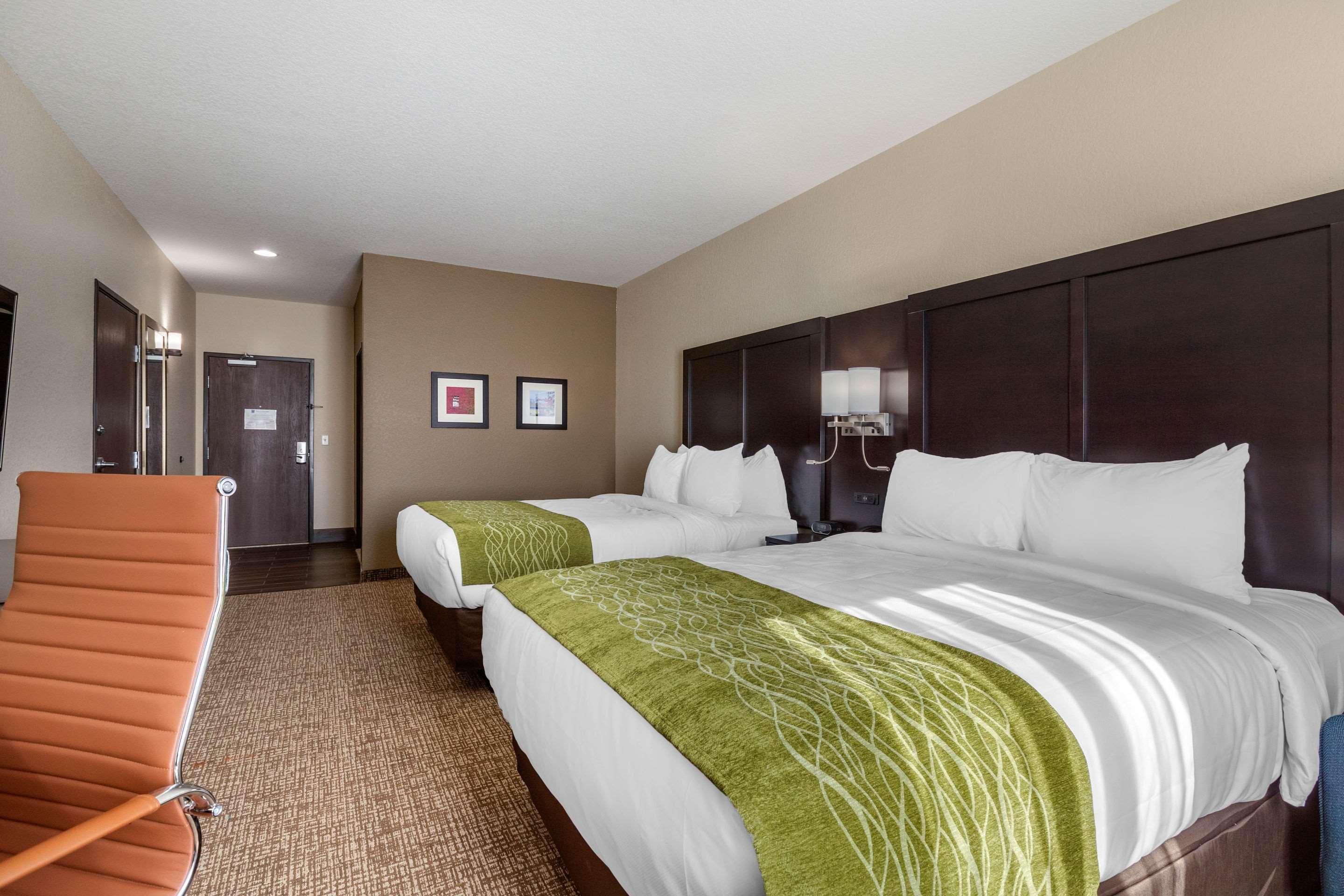 Comfort Inn & Suites Cedar Rapids Cid Eastern Iowa Airport Exterior photo