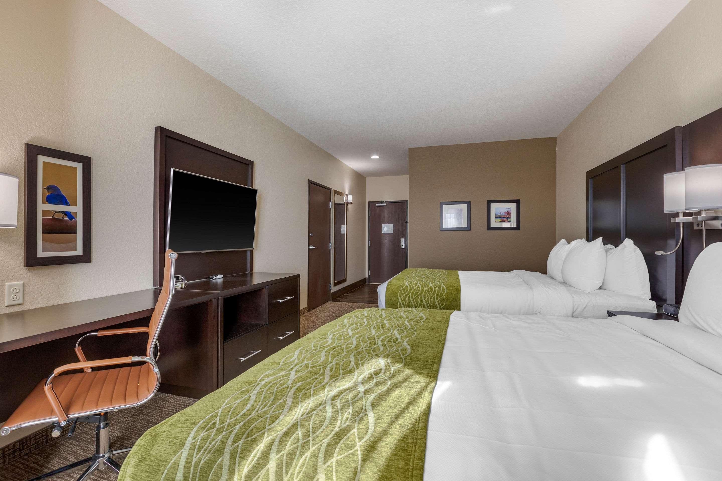 Comfort Inn & Suites Cedar Rapids Cid Eastern Iowa Airport Exterior photo