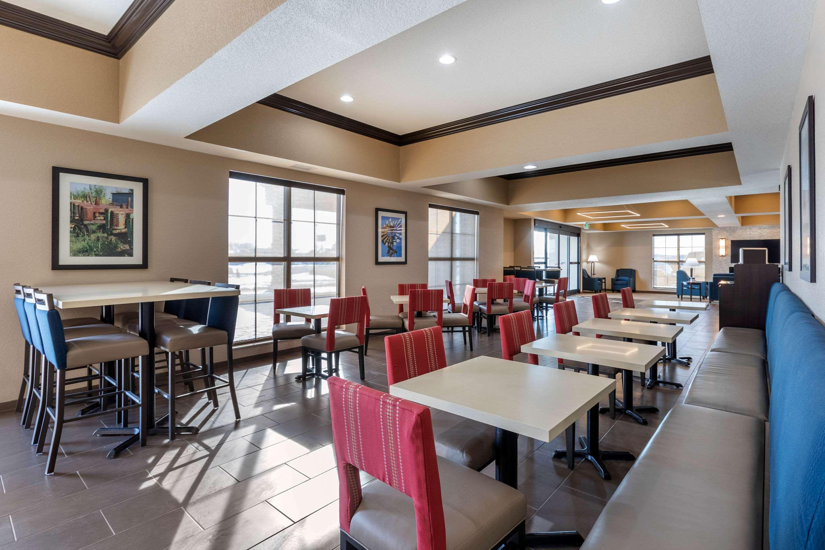 Comfort Inn & Suites Cedar Rapids Cid Eastern Iowa Airport Exterior photo